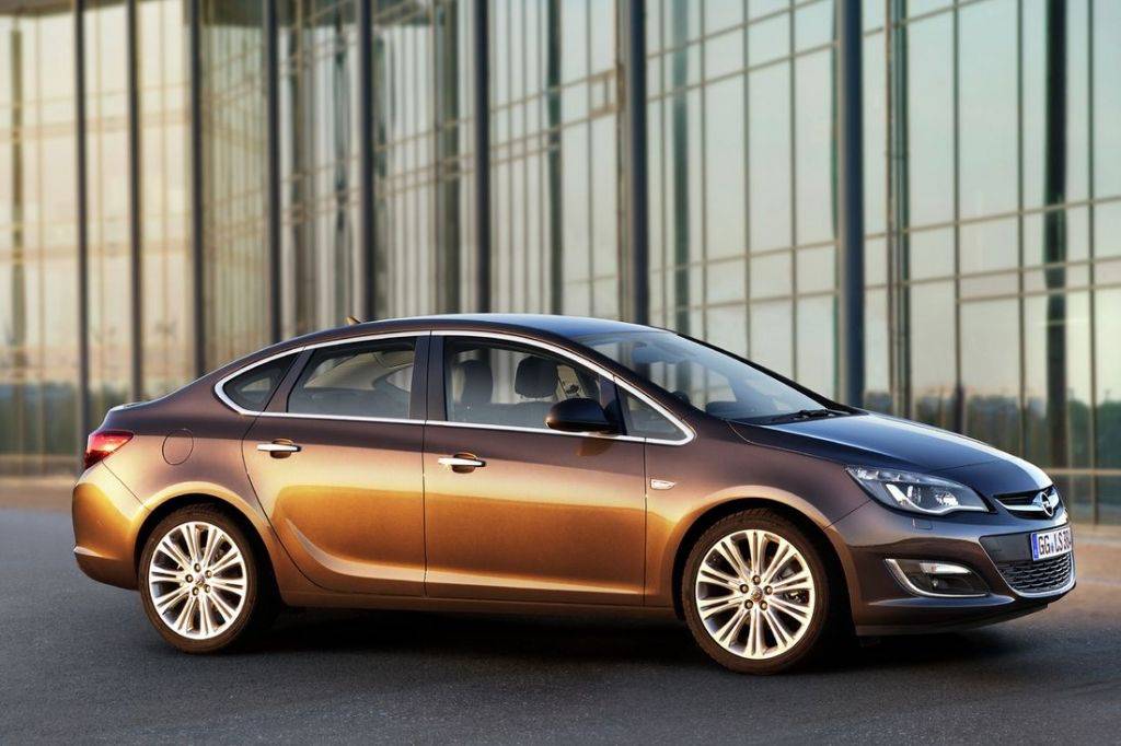 Opel Astra sedan Turbo na wynajem